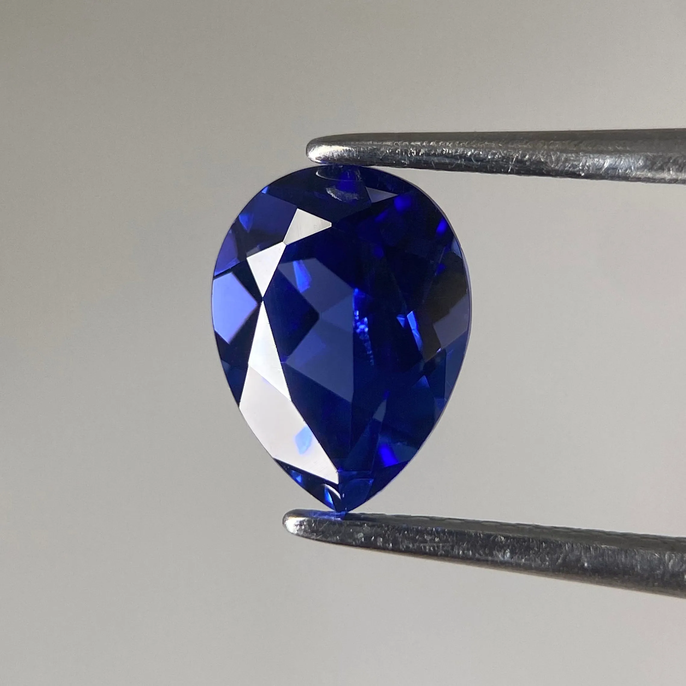 Blue Sapphire | lab created, pear cut 8x6mm, VS 1.5ct