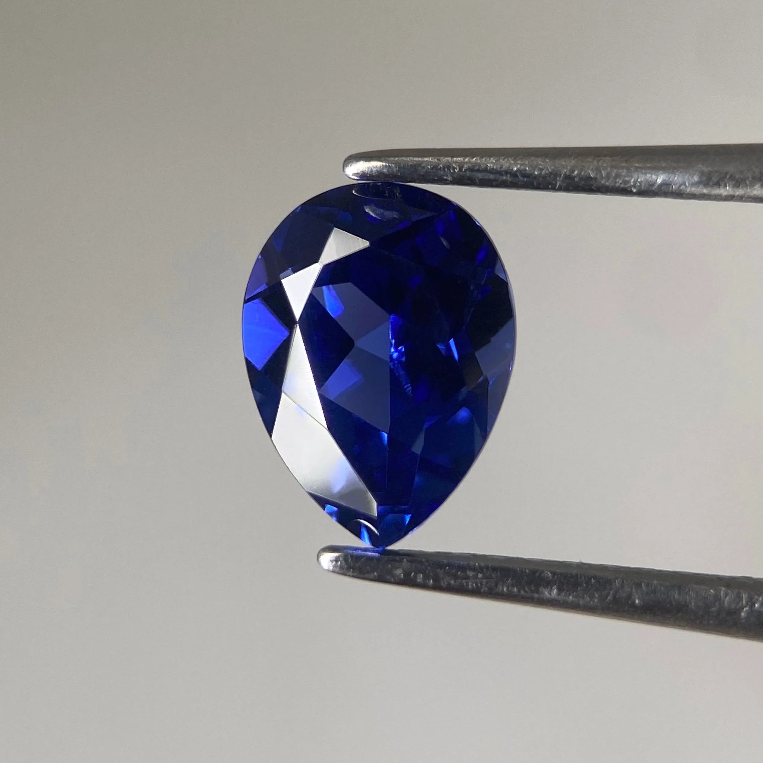 Blue Sapphire | lab created, pear cut 8x6mm, VS 1.5ct