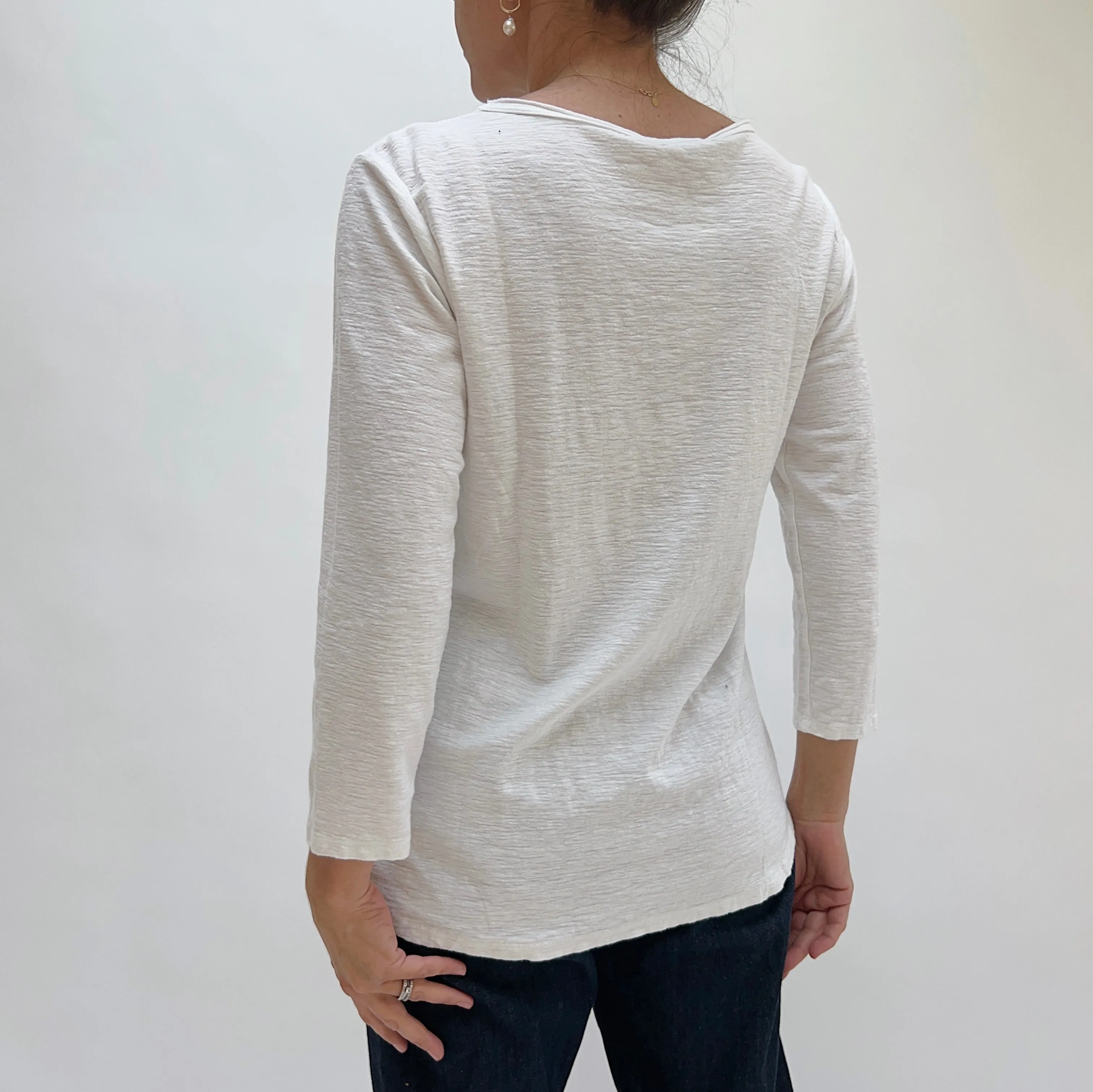 Cut Loose | 3/4 Sleeve V-Neck Top in White