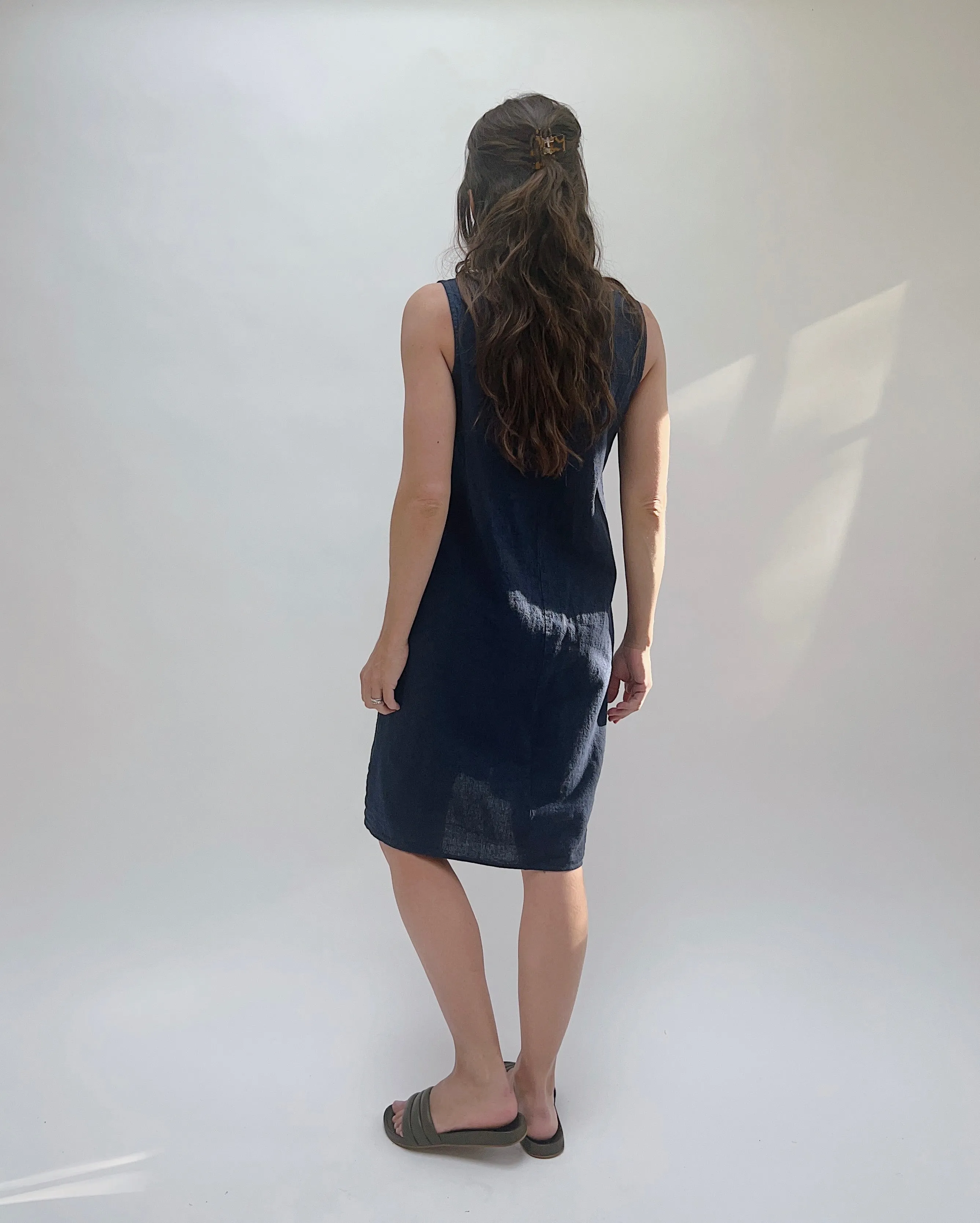 Cut Loose | Cross Hatch Linen Split Neck Shift Dress in Nightsky