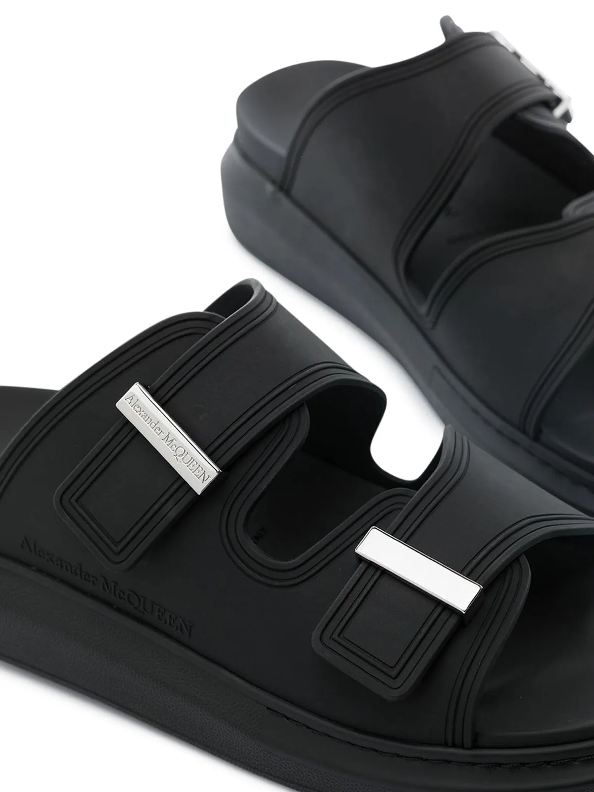 Hybrid sandals with oversized upper and sole