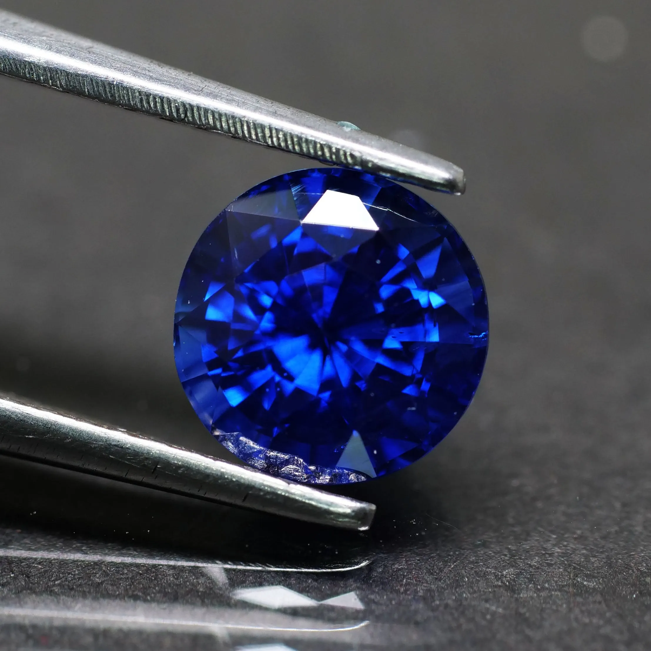 Royal Blue Sapphire | IGI certified | natural, round cut 6,5* mm, VS, 1.5ct*, Sri Lanka